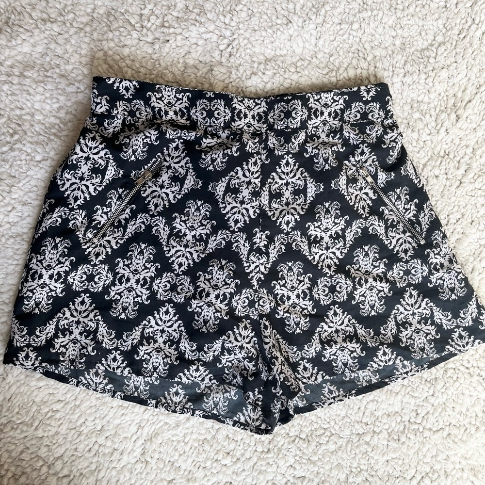 Denim-licious Women’s Pull On Print Shorts Size Small